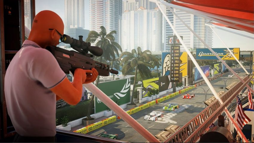 Karakter Agent 47 berdiri di kerumunan lokasi eksotis Hitman World of Assassination.