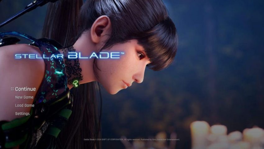Karakter utama Stellar Blade™ sedang bertarung melawan monster futuristik dengan efek visual memukau