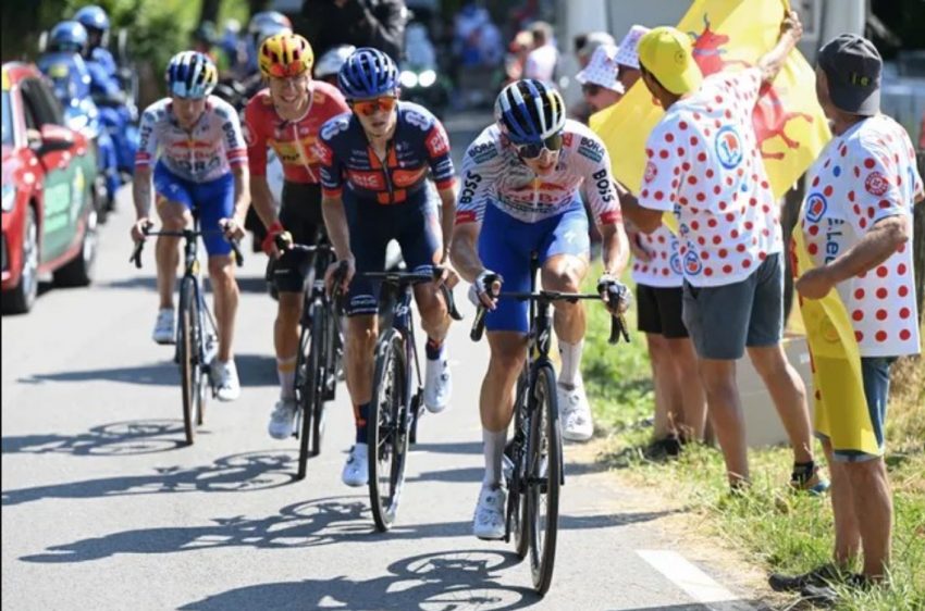Pembalap Tour de France 2025 bersaing di etape pegunungan dengan pemandangan alam Prancis