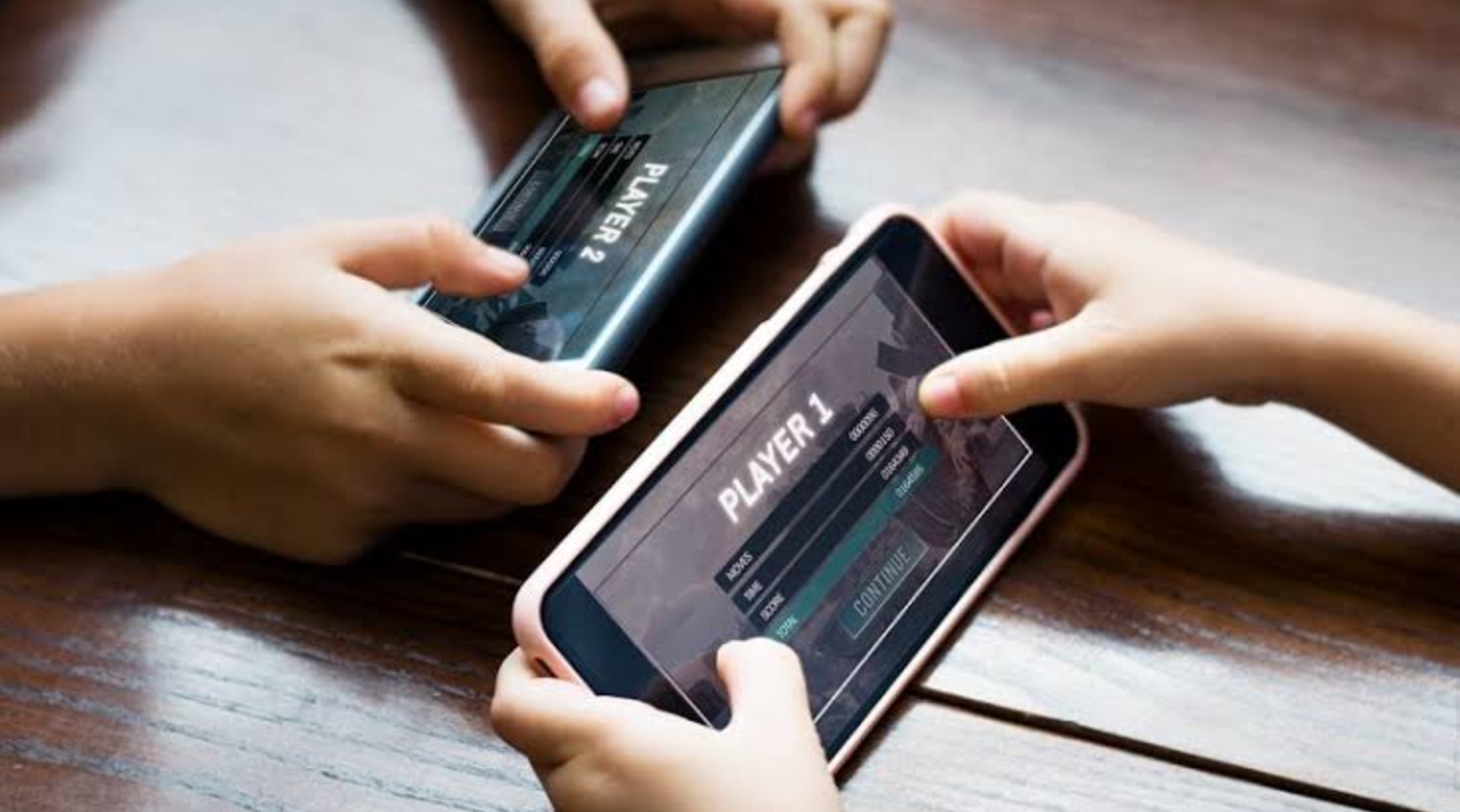 Pemain gaming sedang menerapkan tips dan trik gaming terbaik untuk meningkatkan skill bermain secara efektif