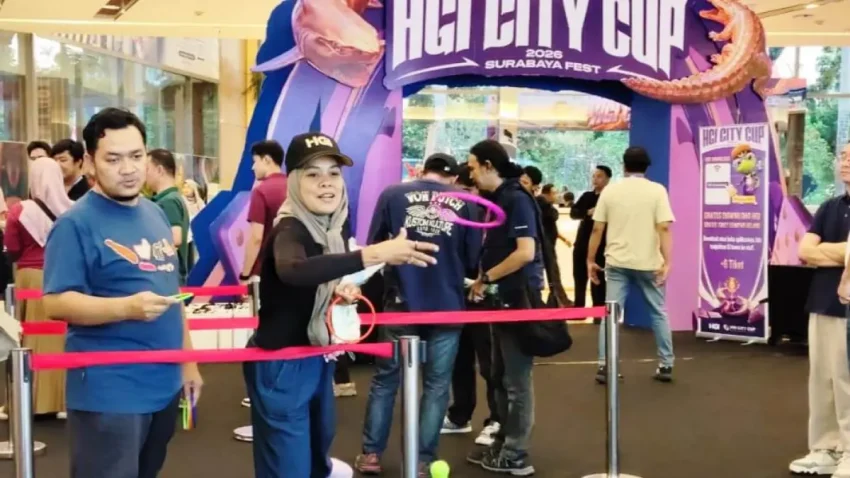 Tren Mobile Games 2026 menampilkan gamer memainkan game mobile modern dengan grafis canggih dan fitur online kompetitif