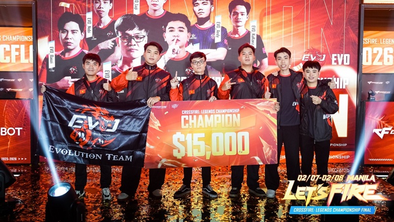 Pemain esports bertanding dalam turnamen cross-platform dengan perangkat PC, konsol, dan mobile di arena kompetitif modern.