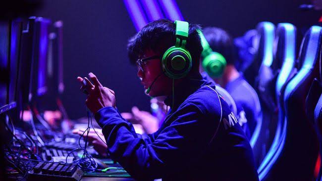 Esports Indonesia dengan pemain profesional dalam kompetisi game online modern
