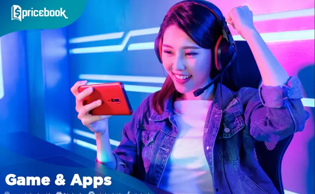 Gamer memainkan game online di smartphone dengan tips menghemat baterai agar bermain lebih lama.
