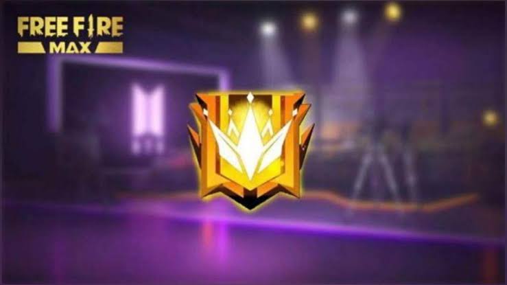 Pemain gaming sedang meningkatkan skill untuk push rank dengan strategi terbaik di game kompetitif.