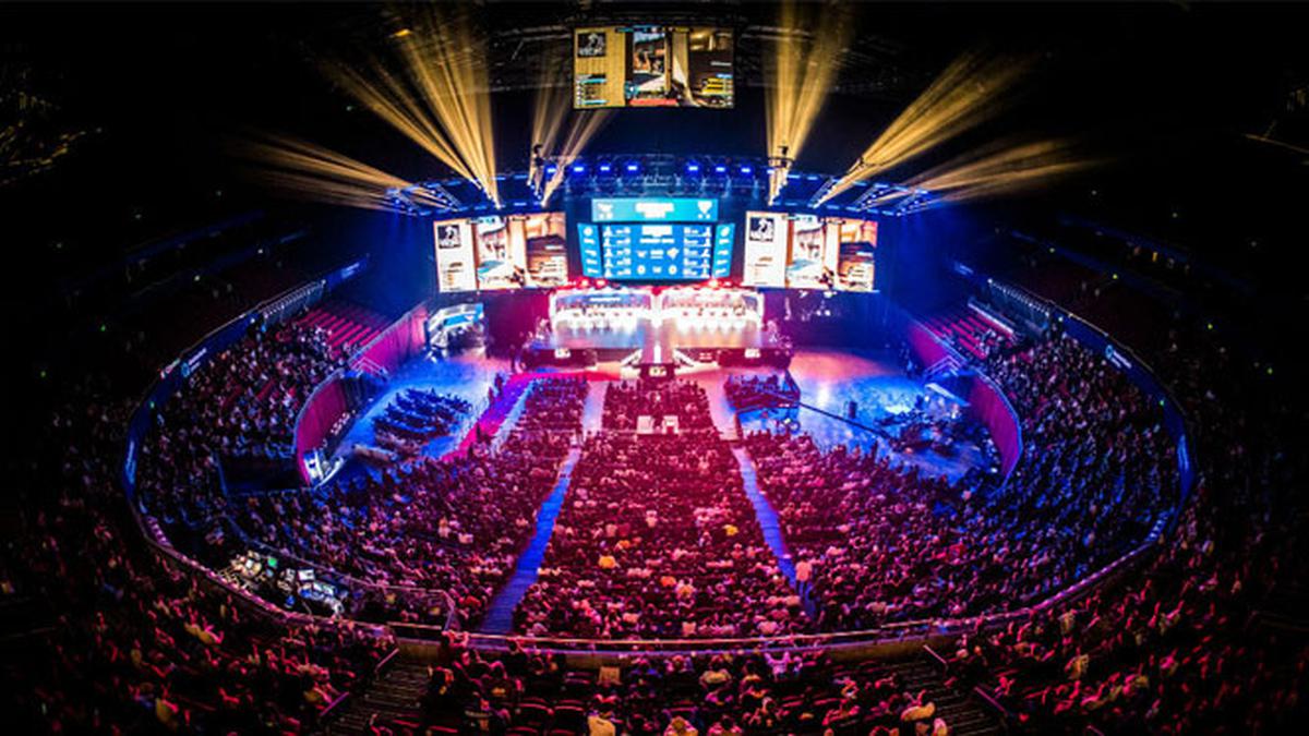Esports Indonesia dengan pemain profesional dalam kompetisi game online modern