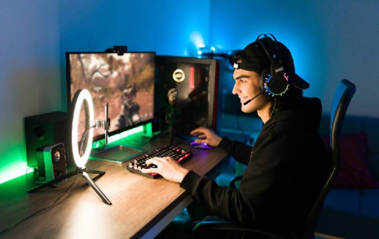 PC Games modern dengan komputer gaming dan monitor untuk bermain game
