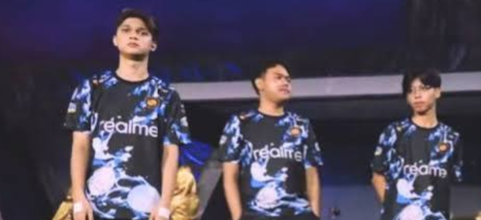 RRQ Hoshi mengangkat trofi juara MPL Indonesia Season 15 setelah memenangkan Grand Final Mobile Legends.